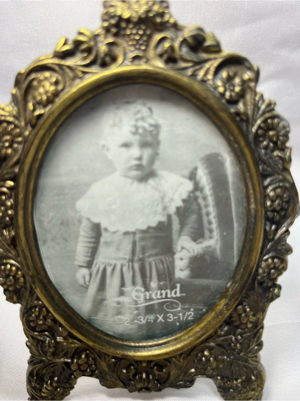 Vintage Victorian Brass Tone Oval Ornate Floral Picture Frame 2.75” x 3.5” New